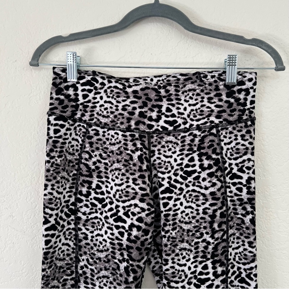 Betsey Johnson Performance Snow Leopard Cropped Leggings Tights Women’s‎ Medium - Picture 3 of 9